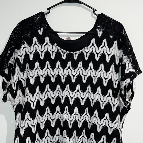 🌸 Roz & Ali black white lace top. Size 3X. - Picture 2 of 6